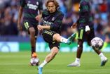 Luka Modric pateando un balón.
