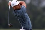 Xander Schauffele golpeando la pelota.