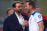 Harry Kane celebra con Gareth Southgate, su técnico.