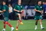 Sebastián Córdova en calentamiento con la Selección Mexicana