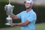 Wyndham Clark posa con el trofeo del Abierto de Estados Unidos.