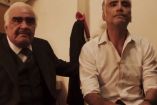 Vicente Fernández abrazando a Alejandro Fernández en camerino