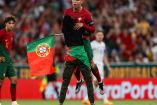Cristiano Ronaldo abrazado por aficionado de Portugal.