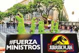 Activistas disfrazados de dinosaurios a las afueras de la SCJN.