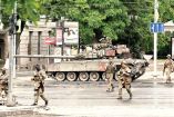 Equipados con tanques y otros vehículos militares, combatientes del Grupo Wagner entraron ayer a la ciudad de Rostov, en el sur de Rusia. Foto: Reuters
