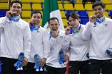 Medallistas mexicanos posan con la medalla en lo más alto del podio.