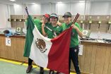 Equipo mexicano femenil de tiro con la bandera.