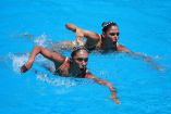 Joana Jiménez y Nuria Diosdado en la piscina.