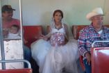 novia viaja en autobús