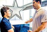 Sergio Pérez visitó a los Vaqueros de Dallas; lo recibió el jugador mexicano Isaac Alarcón.