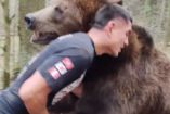 Luchador de MMA peleando con un oso negro