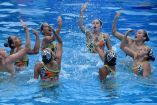 Equipo mexicano de natación artística en rutina.