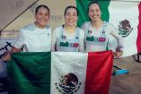 Ciclistas mexicanas con la bandera tricolor.