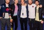 Roger Federer abrazando a miembros de Coldplay antes de concierto