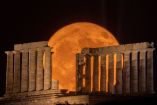 La superluna de Ciervo visto desde los templos en las afueras de Atenas. (Reuters)