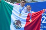 Diego Balleza y Viviana del Ángel con la medalla de oro.
