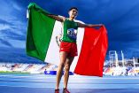 Diego García sostiene bandera de México en los 5000m de los Centroamericanos 2023