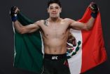 Brandon Moreno con la bandera de México