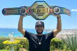 Yair Rodríguez con una réplica de su cinturón de la UFC