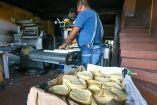Personas trabajando en una tortillería.