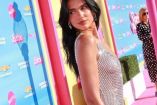 Dua Lipa con vestido transparente en premier de Barbie