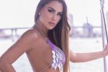 Ninel Conde con bikini rosa posando en yate