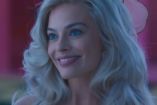 Margot Robbie sonriendo en tráiler de película de Barbie