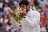 Carlos Alcaraz con la copa de Wimbledon.