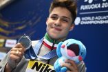 Osmar Olvera presume medalla de plata en Mundial de Natación Fukuoka 2023.