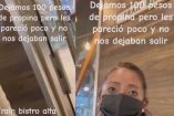 Mesera retiene a clientes de restaurante por no dejar "buena propina"