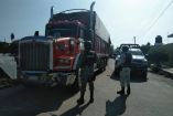 Elementos de la Guardia Nacional aseguran camiones con huachicol