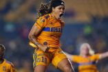 Mia Fishel celebrando un gol con Tigres Femenil.