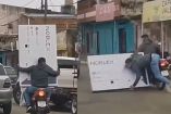 Video hombres trasladando una pantalla nueva en moto y se le cae