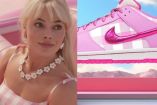 Margot Robbie en automóvil como Barbie y tenis Nike personalizados rosas de Barbie