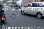 Se pelea automóvil con microbusero y saca un machete para amenazarlo.