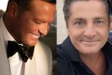 Luis Miguel sonriendo con smoking blanco y Alejandro Basteri con camisa negra