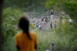Decenas de migrantes en la frontera entre México y Estados Unidos. (Reuters)