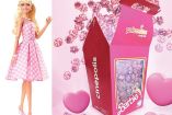 Muñeca Barbie y palomitas conmemorativas de la película.