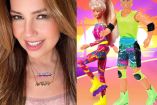 Thalía sonriendo con collares y muñeca Barbie con Ken en patines