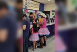 Papá se disfraza de Barbie en el cine
