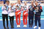 Itzamary González y Diego Villalobos, a la izquierda, muestran su medalla de plata.