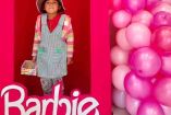 niña se toma foto en caja de Barbie