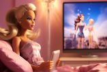 Barbie sentada en su cama viendo una de sus películas