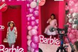 niña vendedora de dulces se convierte en Barbie
