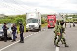 Autoridades y militares mexicanos custodian una de las carreteras del país.
