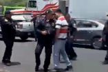 Motociclista se enfrenta a policías de CDMX.