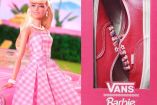 Muñeca Barbie con vestido estampado y tenis Vans de Barbie en color rosa