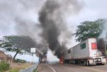 Encapuchados queman camiones