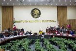 Integrantes del INE durante una sesión ordinaria.