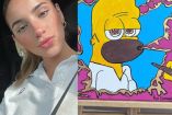 Mar de Regil con blusa blanca y cabello recogido; pintura de Homero Simpson fumando